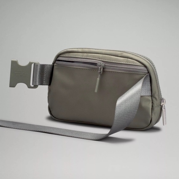 Brand New Lululemon Everywhere Belt Bag Sage Grey NWT - Picture 3 of 6